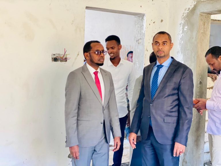 Wasiirdda wasaaradaha Caddaaladda iyo Awqaafta iyo Arrimaha Diinta oo kormeeray dhismaha labada wasaaradood+(SAWIRRO).