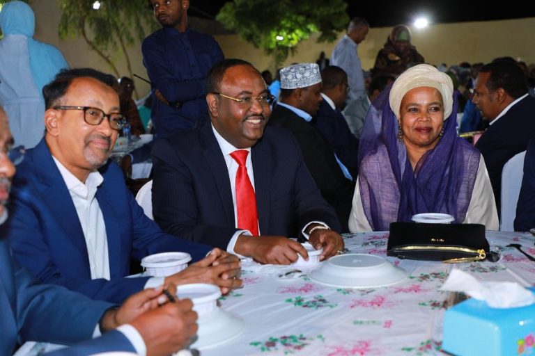 Madaxweynaha Puntland oo casho sharaf u sameeyay martidii ka qeyb gashay shirkii Garowe+(Sawirro).