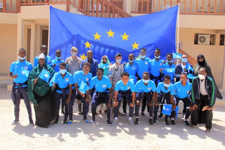 Saraakiisha ciidamada Talyaaniga iyo spain ee jooga Soomaaliya oo qalab isboortis gudoonsiiyey ciyaartowda Gobolka Banaadir.