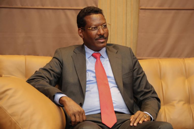 Madaxweyne Qoor-Qor oo hambalyo u diray madaxweyne Xasan Sheekh Maxamuud oo  xalay lagu doortay Muqdisho.