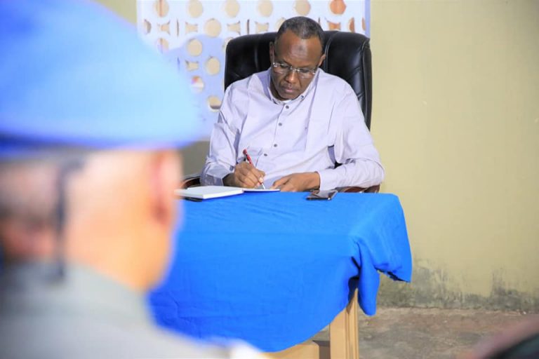 Madaxweynaha Dowlad Goboleedka Koofur Galbeed oo saraakiisha amniga kala shiray xaalada gobolka Bakool+(SAWIRRO).