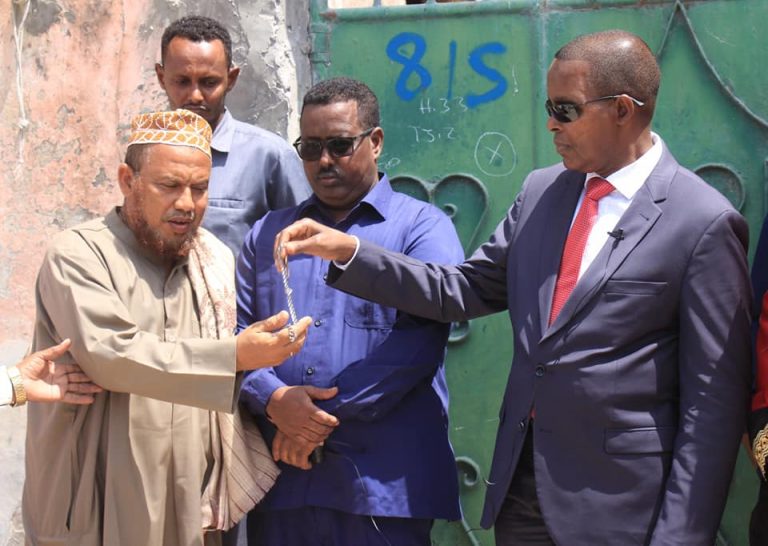 Guddoomiyaha gobolka Banaadir oo muwaadin Soomaaliyeed ku wareejiyay gurigiisa+(SAWIRRO).