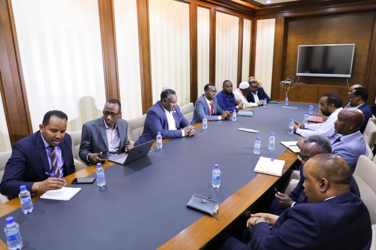 Ra’iisul Wasaare Maxamed Xuseen Rooble oo kulan dhiiro gelin ah la qaatay Madaxda Bangiyadda dalka+(SAWIRRO).