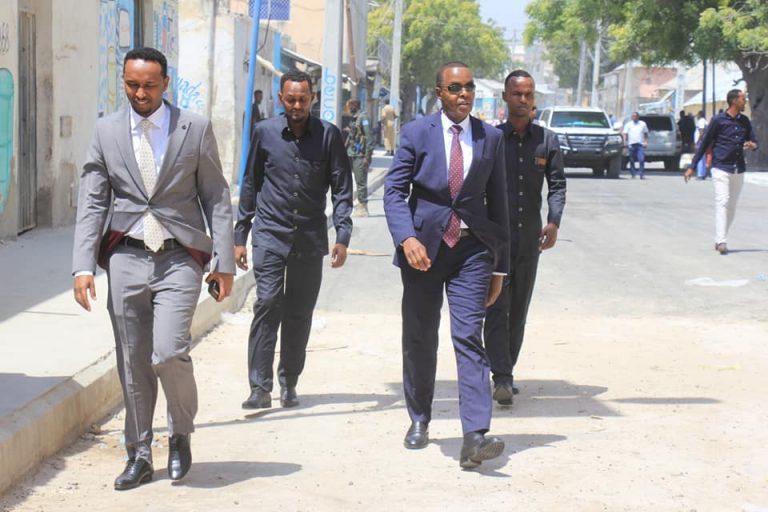 Guddoomiye Cumar Filish oo kormeeray dhismaha  waddada dheer ee isku xirta isgoysyada Afarta darjiino iyo Maanabolyo+(SAWIRRO).