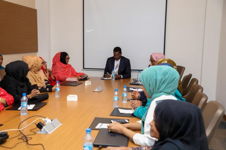Madaxweynaha Galmudug oo kulan la qaatay Haween u ololeeya doorka Haweenka+(SAWIRRO).