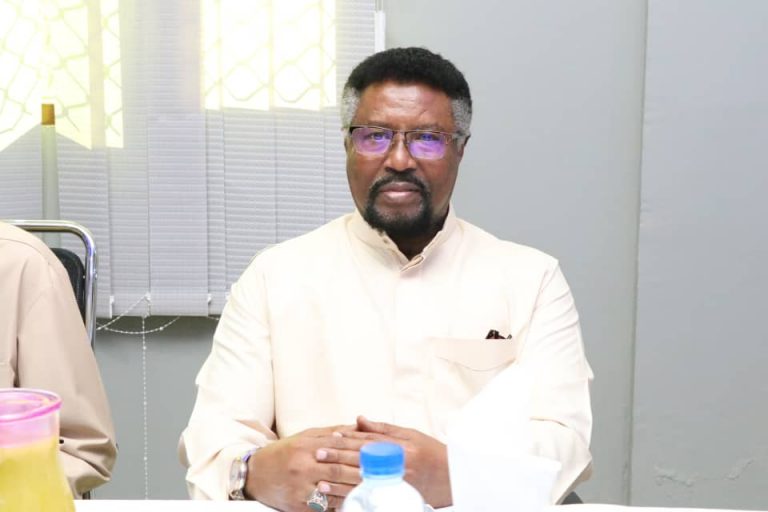 Guddoomiyaha Golaha Shacabka iyo madax kale oo ka qeyb galay kulan qado ah oo loogu sameeyay Garoowe+(SAWIRRO).