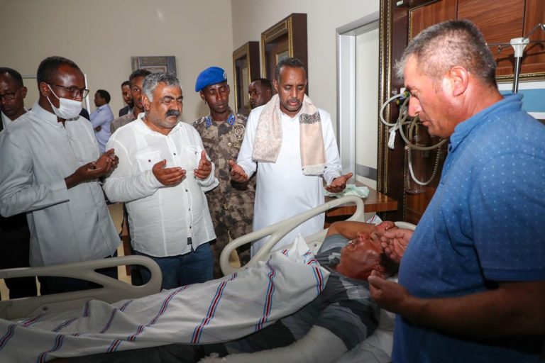 Ra’isulwasaaraha JFS oo isbitaalka ku booqday dhaawacyada shaqaalaha dhismaha wadada Muqdisho iyo Afgooye oo argagaxisadu qarxisay