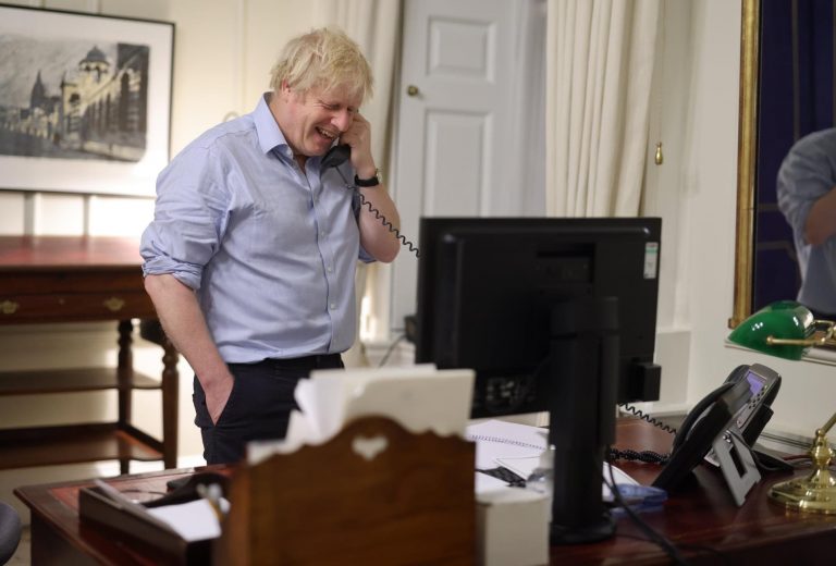 Joe Biden iyo Boris Johnson oo yeeshay wada hadal dhanka taleefanka ah .