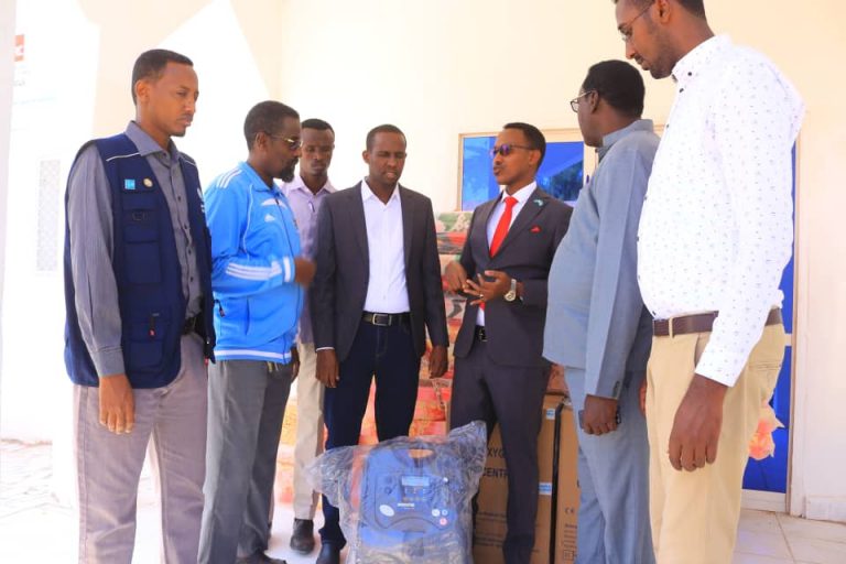 Wasaaradda caafimaadka Galmudug oo agab caafimaad gaarsiisay isbitaalka magaalada Gaalkacyo+(SAWIRRO).