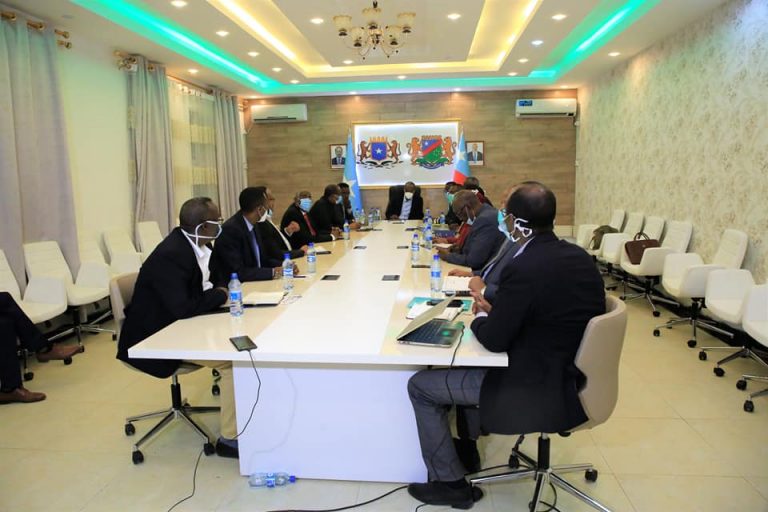 Madaxweynaha Dowlad Goboleedka Koofur Galbeed oo kulan la qaatay Guddiga Farsamo ee Qaban-qaabada Shirweynaha Wadatashiga Qaran.