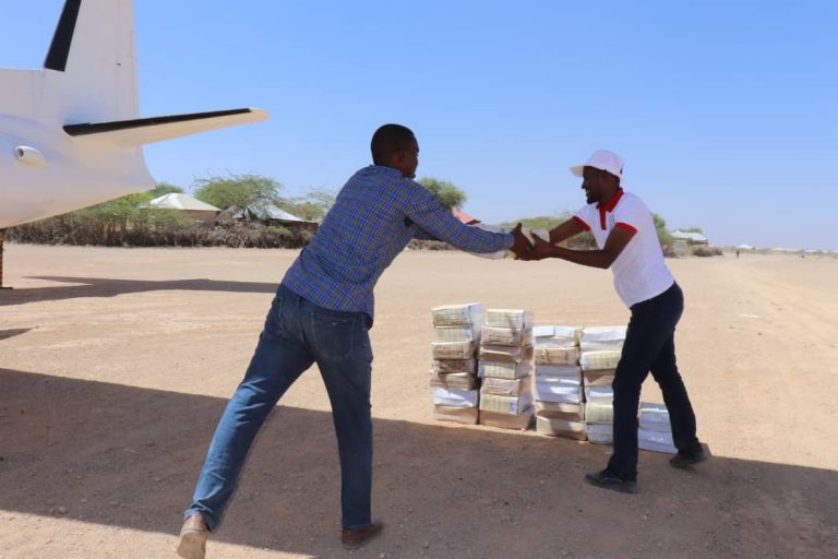 Labo diyaaradood oo siday gaar gaar oo ka degay Xudur+Sawirro