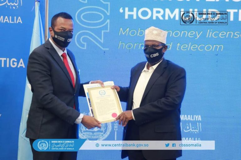 Bankiga Dhexe ee Soomaaliya wuxuu maanta ruqsadda Mobile Money (License) guddoonsiiyey shirkadda Hormuud Telecom. Waa markii ugu horeysay oo Bangiga Dhexe bixiyo ruqsad noocaan ah.