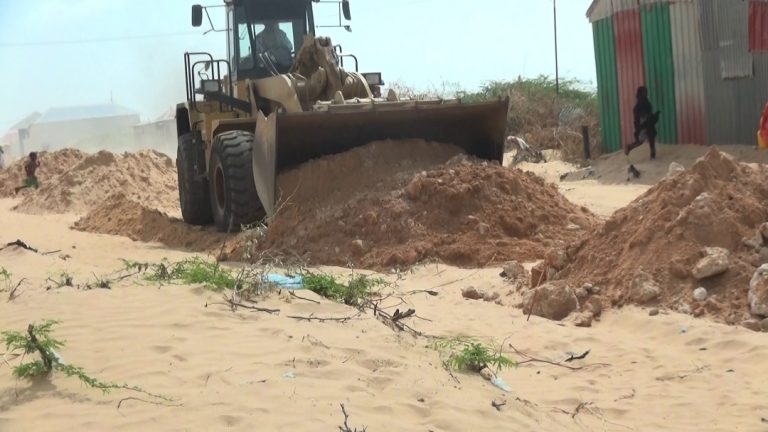 Maamulka deegaanka Gubadley oo dayac tir ka wado qaar ka mid ah wadooyinka deegaanka.