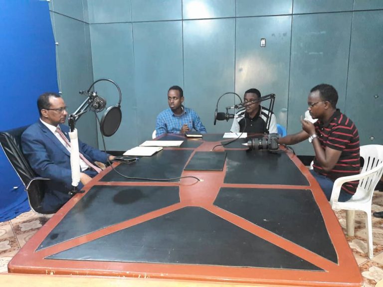 Wasiirka Difaaca XFS oo kormeeray Xarunta Idaacadda Ciidamada Qalabka sida+(SAWIRRO).