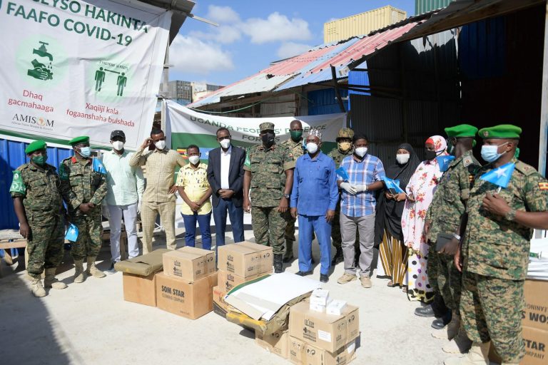 Ciidanka AMISOM oo agab caafimaad ugu deeqay qaar ka mid ah barakacyaasha Muqdisho+(SAWIRRO).