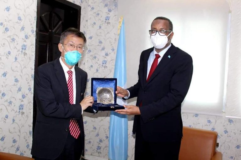 Wasiiru dowlaha Arrimaha Dibadda oo sagootiyay Safiirka Shiinaha ee Soomaaliya oo muddo xileedkiisa shaqo ay dhammaatay “SAWIRRO”