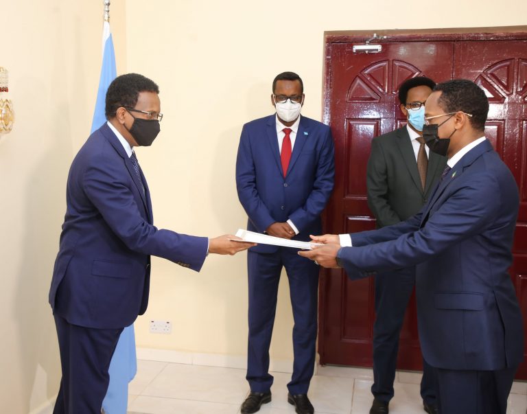 Madaxweyne Farmaajo oo warqadaha aqoonsiga Danjirenimo ka guddoomay Safiirka cusub ee Itoobiya “SAWIRRO”