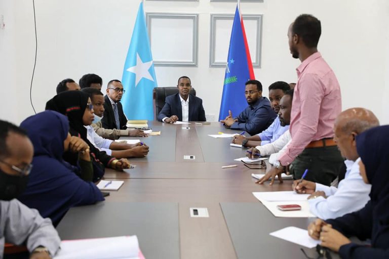 Guddoomiyaha Gobolka Banaadir oo kulan la qaatay Madaxda Waaxyaha Dakhliyada Dowladda Hoose ee Xamar “SAWIRRO”