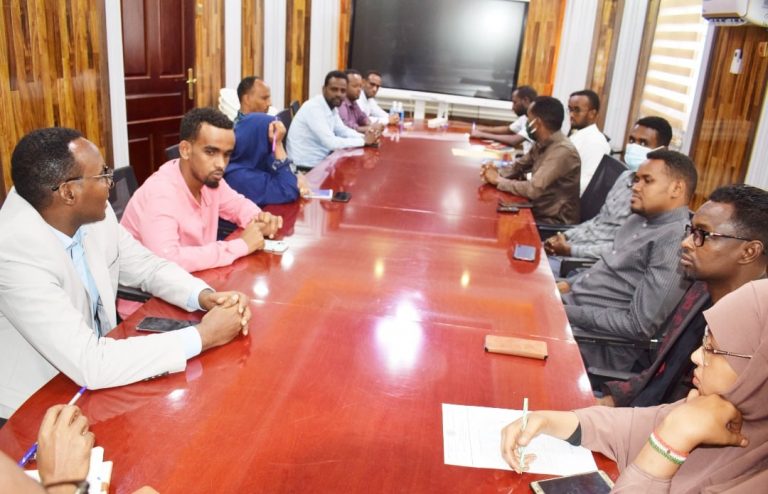 Wasaaradda Waxbarashada oo daah furtay buugagta farta bareelka ee Manhajka Dugsiyada Hoose Dhexe “SAWIRRO”