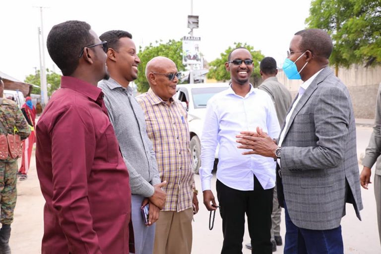 Duqa Muqdisho oo kormeeray degmooyin ay ka socdeen howlo nadaafadeed “SAWIRRO”