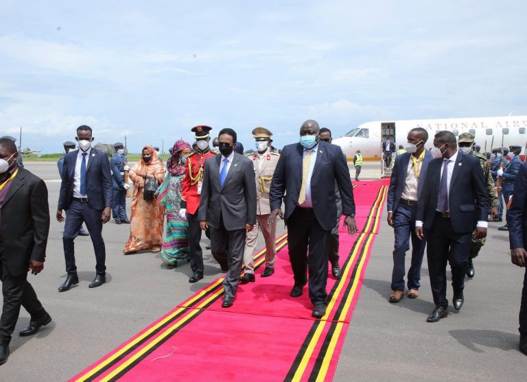 Madaxweyne Farmaajo oo gaaray dalka Uganda “SAWIRRO”