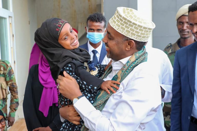 Ra’iisul wasaare Rooble oo kumannaan daweyne ah kula Ciiday Muqdisho“Sawirro”