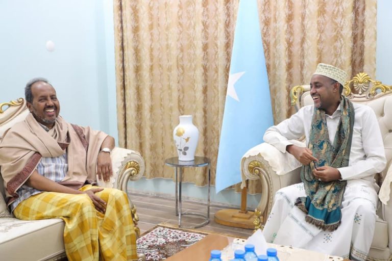 Ra’iisul Wasaare Rooble oo hoygiisa ku booqday Madaxweynihi hore ee dalka Xasan Sheekh “SAWIRRO”