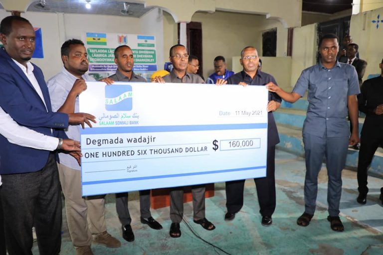 Duqa Muqdisho oo lacag ku wareejiyay shirkad qaabilsan dhismaha waddada Jaale Siyaad “SAWIRRO”