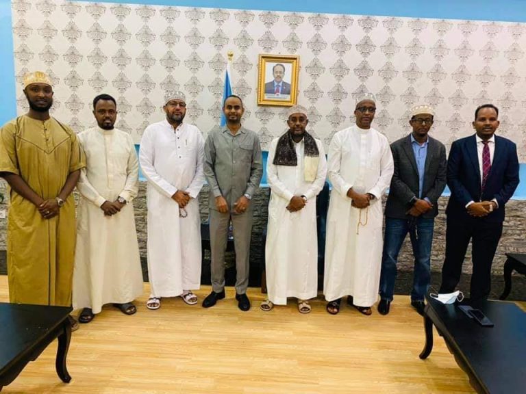 Ra’iisul Wasaare Rooble iyo wafdi uu hogaaminayo oo dalka dib ugu soo laabtay “SAWIRRO”