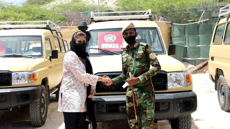 UNMAS oo gaadiid iyo agab kale ku wareejisay Taliyaha ciidanka xoogga dalka “SAWIRRO”