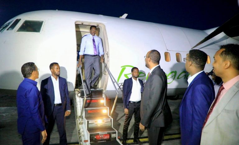 Madaxweynaha Galmudug iyo wafdi uu hogaaminanyo oo si diiran loogu soo dhaweeyay Muqdisho “SAWIRRO”