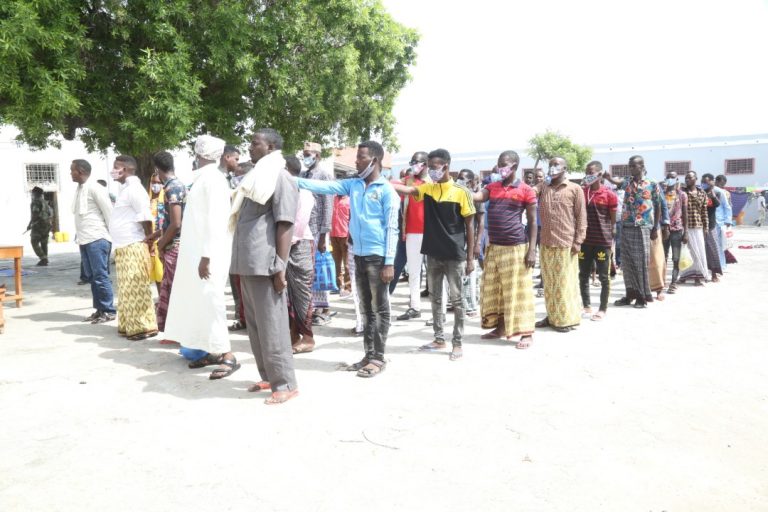 Madaxweyne Farmaajo oo munaasabadda ciidda awgeed cafis u fidiyay 179 maxbuus “SAWIRRO