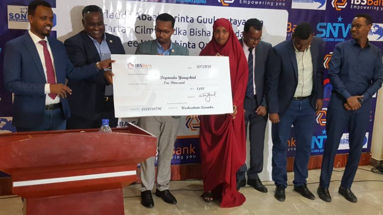 Ku-simaha Wasiirka Warfaafinta oo abaalmarino guddoonsiiyay tartamayaashii kaalimaha hore ka galay tartan cilmiyeedka Warbaahinta Qaranka “SAWIRRO”