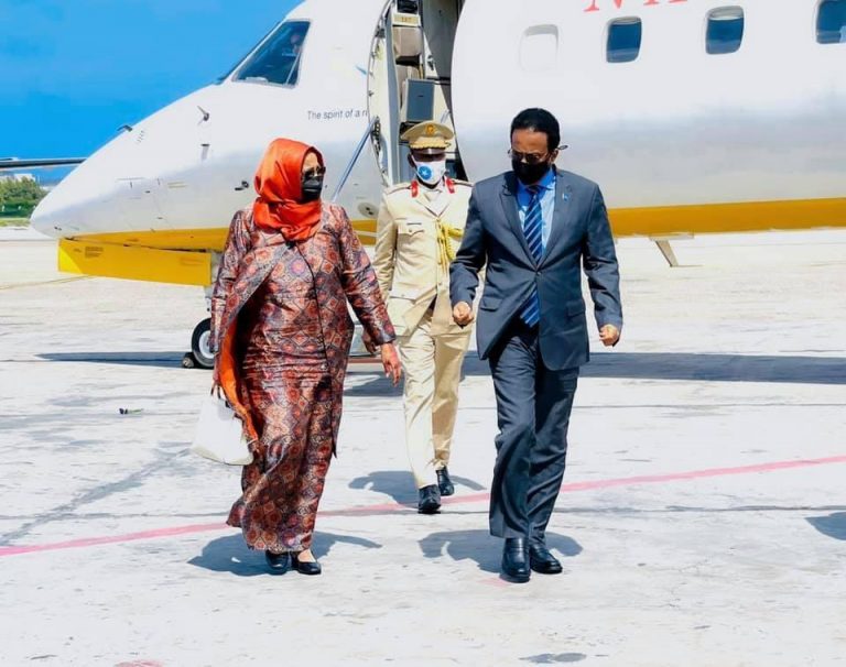 Madaxweyne Farmaajo oo dalka dib ugu soo laabtay