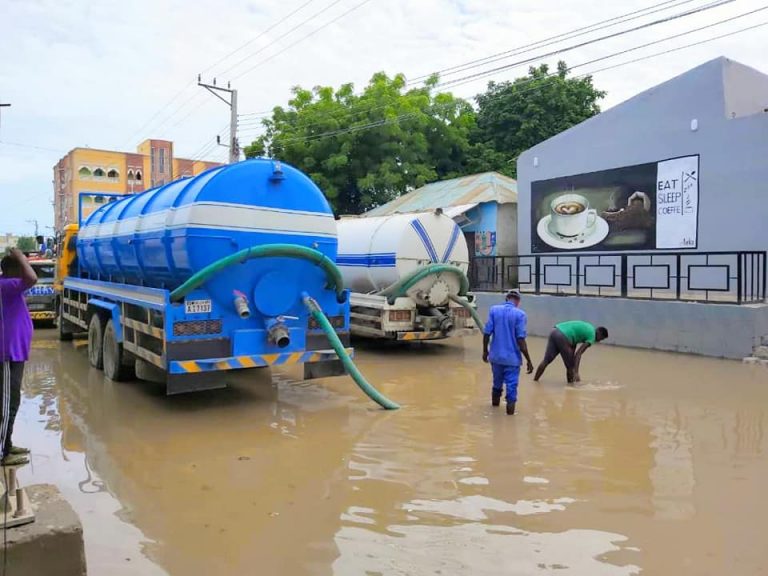 Howlwadeennada Waaxda Howlaha Guud oo ku howlan biyo dhuris ay ka sameynayaan waddooyinka caasimadda “SAWIRRO”