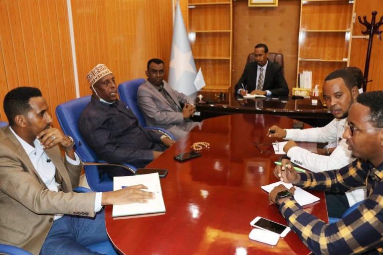Wasiirka Ganacsiga oo kulan la qaatay Maamulka sare ee hay’adda tayo dhowrka Soomaaliyeed “SAWIRRO”