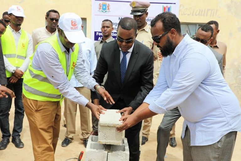 Guddoomiyaha Gobolka Banaadir ahna Duqa Muqdisho oo dhagax-dhigay Xarunta Degmada Cabdicasiis.