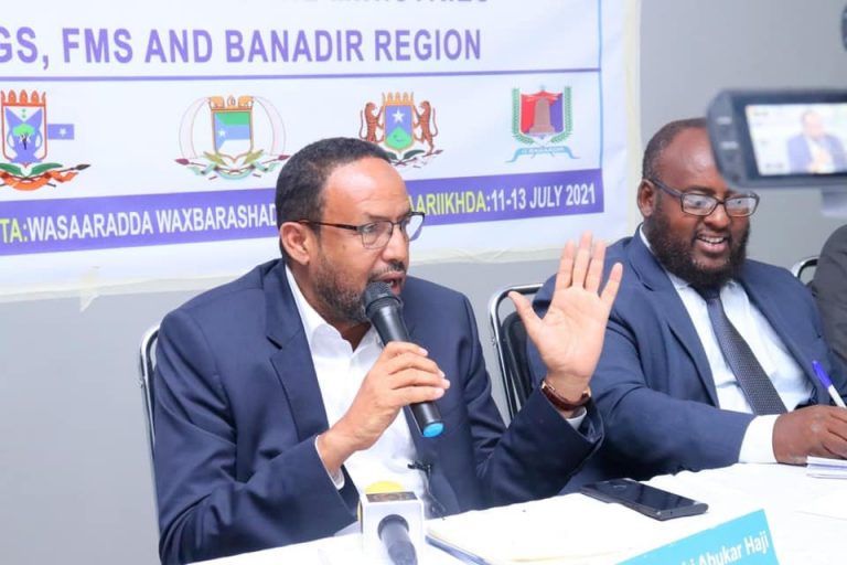 Sawirro: Shir gaar ah oo Garowe uga furmay wasiirrada waxbarashada DF iyo D/Goboleedyada