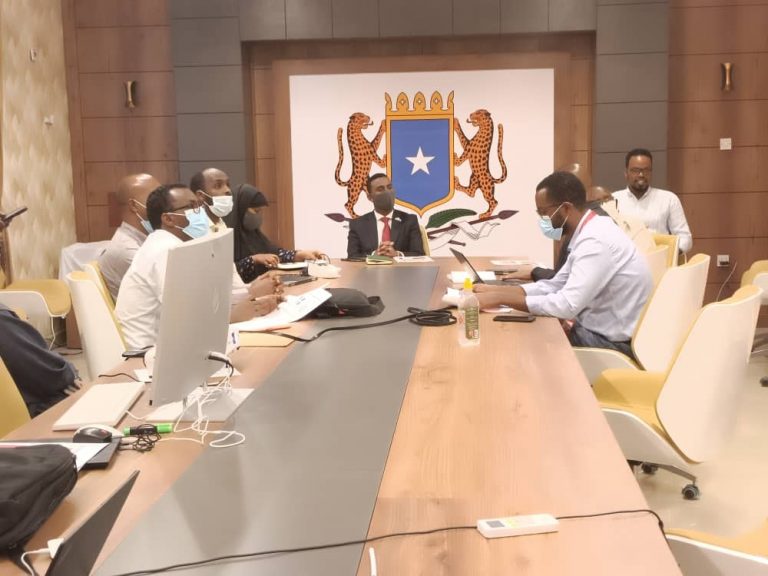 Agaasimaha Guud ee Wasaaradda Caafimaadka oo kulan layeeshay Madaxda Hya’adda Save the Children “SAWIRRO”