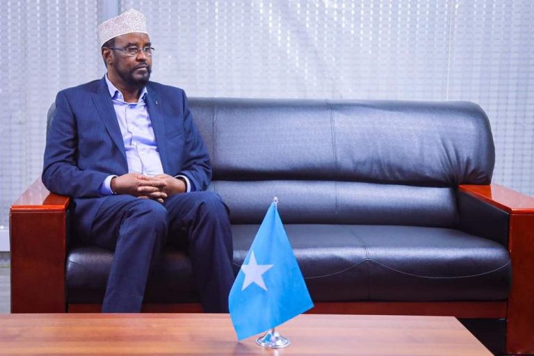 Madaxweynaha Jubbaland oo Muqdisho kula kulmay Ku-xigeenka Wakiilka QM ee Soomaaliya “SAWIRRO”