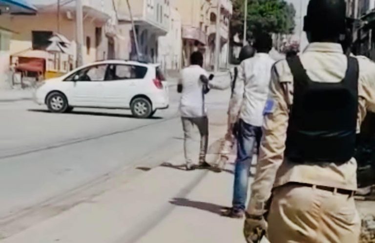 Alshabaab oo Qarax la eegtay sargaal katirsan wasaarada Arimaha Dibada iyo iskaashiga caalamiga ah