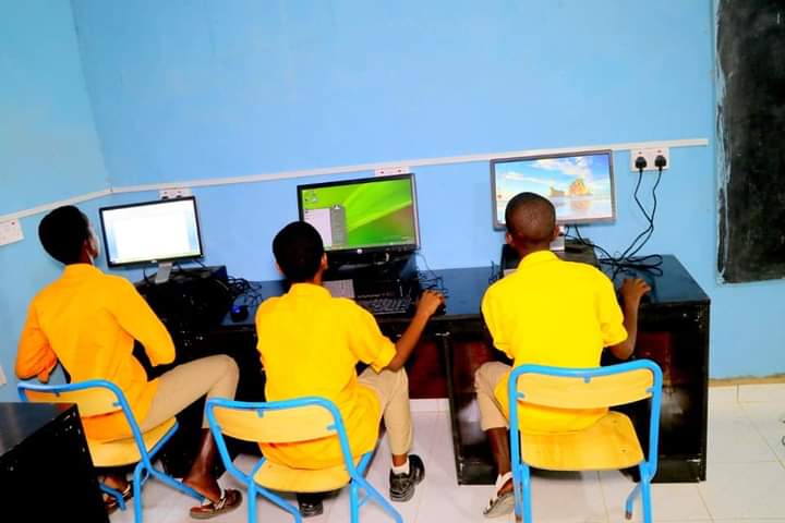 Ardayda dugsigga daarul-xanaan Qardho oo Cumputure cusub loogu deeqay