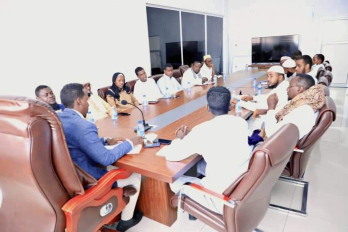 Agaasinka Waxbarashada Gobolka Banaadir oo kulan la yeeshay Maamulka Macaahidda lagu barto Shareecada Islaamka