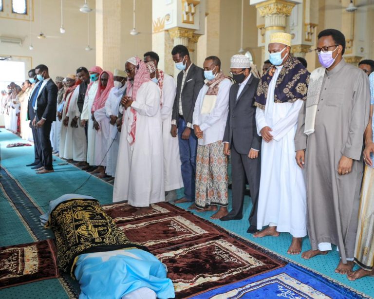 MADAXWEYNE FARMAAJO OO SALAADDA JANAASADA KU TUKADAY ALLE HA U NAXARIISTEE MARXUUM MAXAMED CUMAR SAALIXI