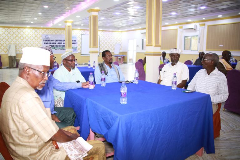 Guddiga heer Qaran ee xaqiijinta qoondada haweenka oo kulan yeeshay odayaasha Dhuusamareeb “SAWIRRO”