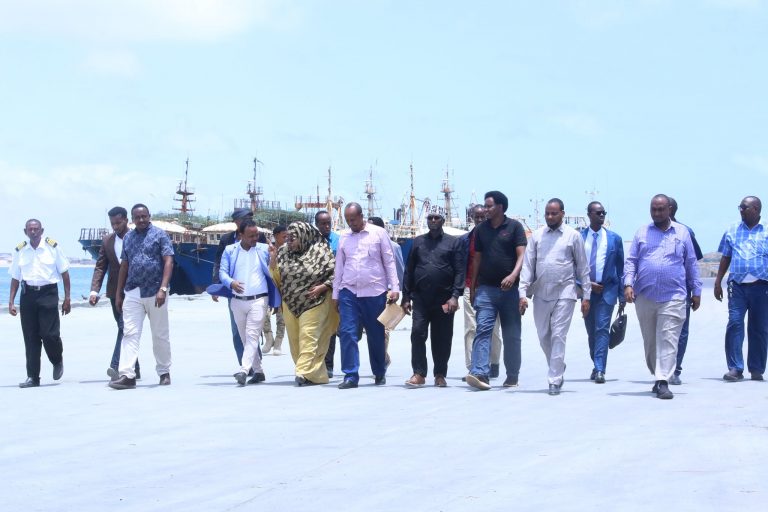 Wasiirka Dekadaha Soomaaliya oo gaadiid ku wareejisay Jubbaland “SAWIRRO”