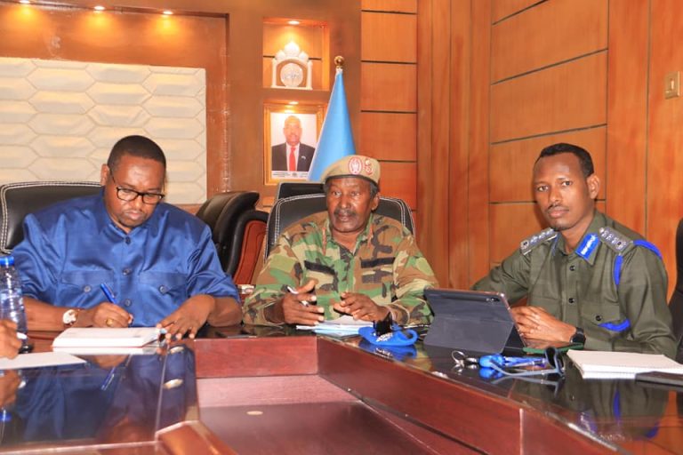 Wasiirro, saraakiil ciidan iyo guddiga doorashada Puntland oo ka shiray amniga doorashada