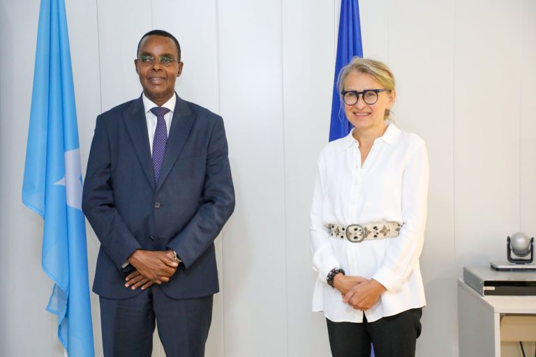 Guddoomiyaha Gobolka Banaadir oo la kulmay Safiirka Midowga Yurub ee Soomaaliya “SAWIRRO”