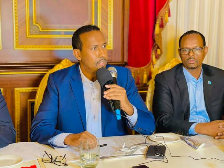 Wasiirka Wasaaradda Ganacsiga iyo Warshadaha XFS oo la kulmay ganacsatada Soomaaliyeed ee Turkiga.