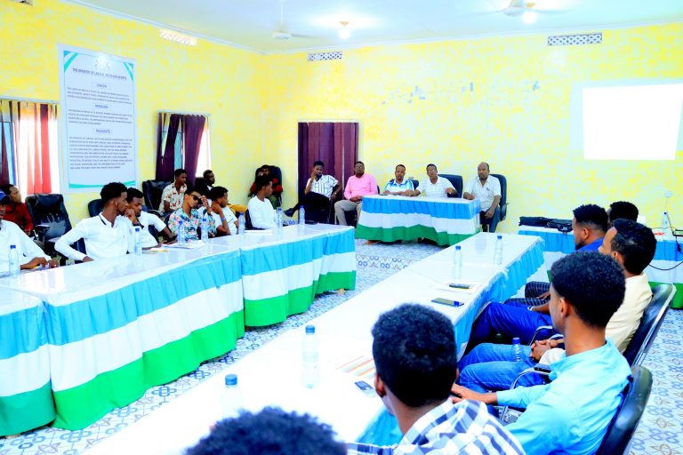 Macalimiinta iyo Guddoomiyeyaasha Kooxaha Heerka 3aad oo tababar loogu soo gabo gabeeyay Garoowe “SAWIRRO”